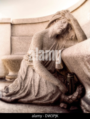 Statua di Harry Houdini la sua tomba nel cimitero di Makpelah nel Queens a New York. Foto Stock