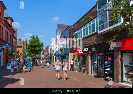 I negozi di High Street ( Grove Street ) nel centro della città, Wilmslow, Cheshire, Inghilterra, Regno Unito Foto Stock