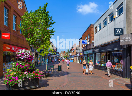 I negozi di High Street ( Grove Street ) nel centro della città, Wilmslow, Cheshire, Inghilterra, Regno Unito Foto Stock