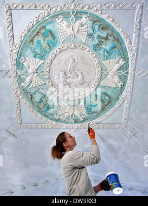 Il restauratore Michelle Eicke vernici primer sul soffitto in stucco in conserve di suite di Marshall Georg Heinrich von Berenhorst, presso Palazzo Woerlitz in Woerlitz, Germania, 24 febbraio 2014. Ci sono sei altri simili suite di due camere nel palazzo commissionato dal Principe Leopoldo Friedrich Franz von Anhalt-Dessaut. Essi sono in corso di restauro fino al 2016. Le camere sono state usate dal principe e la sua famiglia nonché Berenhorst Marshall e l'architetto Erdmanndorff. Il palazzo è parte del patrimonio culturale mondiale dell UNESCO ed è un esempio di tedesco il neo-classicismo. Foto: Jan Woitas Foto Stock