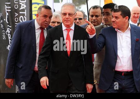 Tripoli, Libia. 26 Febbraio, 2014. Il calcio tedesco leggenda Franz Beckenbauer (C) arriva a partecipare a una cerimonia per la posa della prima pietra della Libyan National Stadium che ospita il 2017 Africa Coppa delle Nazioni a Tripoli, in Libia, il Feb 26, 2014. Credito: Hamza Turkia/Xinhua/Alamy Live News Foto Stock