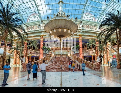 La grande hall all'interno del Trafford Centre shopping complex, Dumplington, Greater Manchester, Inghilterra, Regno Unito Foto Stock