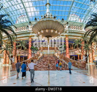 La grande hall all'interno del Trafford Centre shopping complex, Dumplington, Greater Manchester, Inghilterra, Regno Unito Foto Stock
