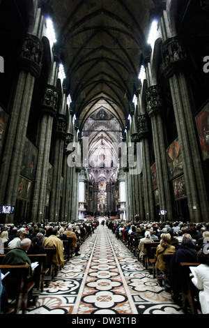 All'interno del Duomo di Milano durante un evento religioso Foto Stock