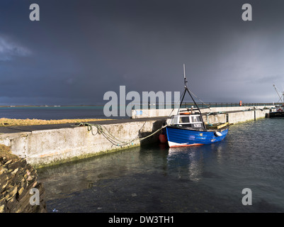 dh Kettletoft porto SANDAY ORKNEY riunione tempesta avvicinarsi pesca barca porto molo scozia drammatico cielo barche mare soleggiato Foto Stock