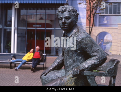 Dylan Thomas statua in bronzo con il teatro e la gente dietro Marina Quartiere Marittimo Swansea South Wales UK Foto Stock