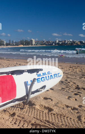 Manly North Steyne spiaggia con bagnino di salvataggio con la tavola da surf in primo piano le spiagge del Nord Sydney New South Wales NSW Australia Foto Stock