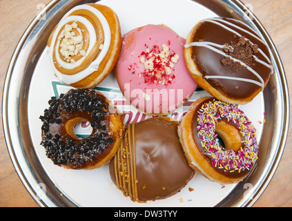 Una selezione ciambelle Krispy Kreme. Foto Stock