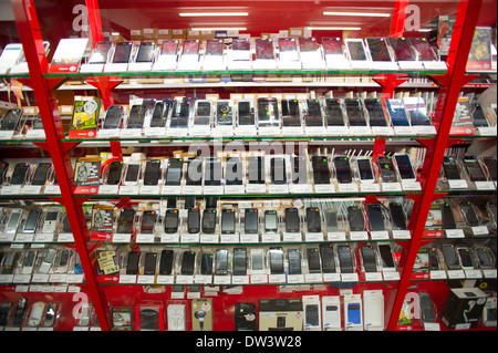 Di seconda mano telefoni presso un negozio di pegni. Foto Stock