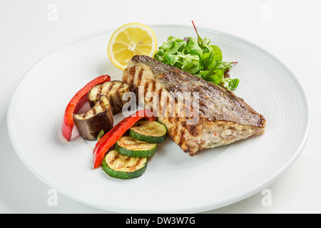 Grigliate di pesce con zucchine, peperoni e melanzane Foto Stock