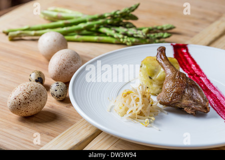 Gamba Arrosto di Anatra con i germogli di soia e di patate con formaggio Foto Stock