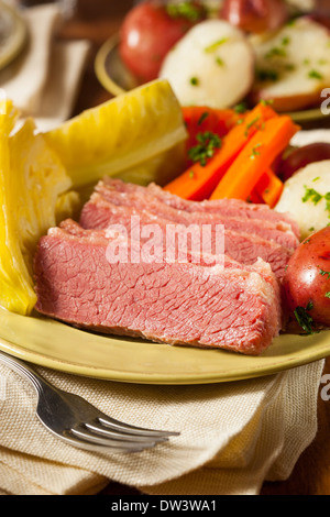 In Casa " Corned beef " e il cavolo con patate e carote Foto Stock