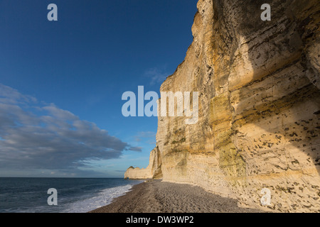 Porte d'Amont. Arche naturale nel Étretat falaises, scogliere, nel dipartimento Seine-Maritime, Alta Normandia, Francia. Foto Stock