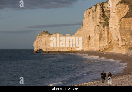 Giovane a piedi vicino alla Porte d'Amont. Arche naturale nel Étretat falaises, scogliere. Foto Stock