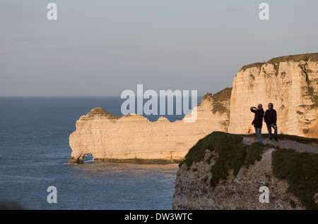 Paio di scattare una foto vicino alla Porte d'Amont. Arche naturale nel Étretat falaises, scogliere. Foto Stock