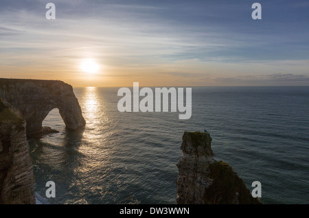 Etretat falaise Porte d'Aval, al tramonto Foto Stock