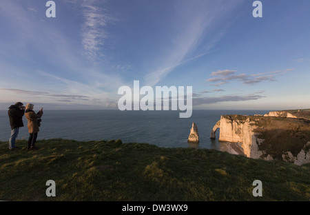 Paio di scattare una foto di Etretat falaise Porte d'Aval, al tramonto Foto Stock