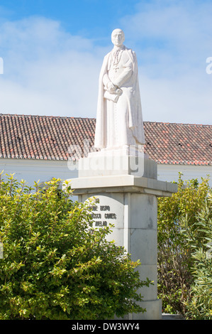 Statua del vescovo Dom Francisco Gomes de Avelar (1736-1816) visto all'interno di Faro old town, Algarve, Portogallo, Europa Foto Stock