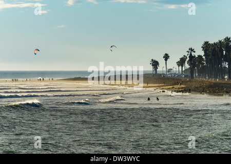 Gli Stati Uniti, California, Ventura, spiaggia e surf Foto Stock