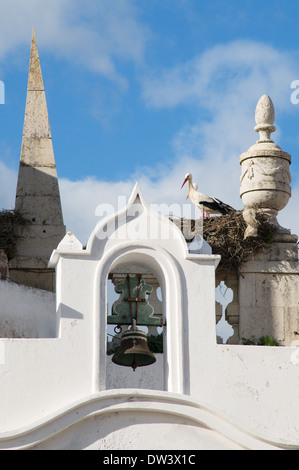 La nidificazione delle cicogne sull'Arco da Vila Farol, Algarve, PORTOGALLO Foto Stock