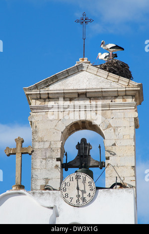 La nidificazione delle cicogne sull'Arco da Vila Faro Algarve Portogallo Foto Stock