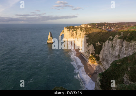 Etretat falaise Porte d'Aval, e la punta degli aghi al tramonto Foto Stock