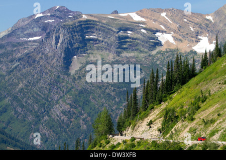 Jammer rosso bus sul andare-per-il-Sun Road nel Parco Nazionale di Glacier, Montana, USA. Foto Stock