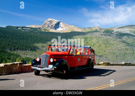 Jammer rosso bus sul andare-per-il-Sun Road nel Parco Nazionale di Glacier, Montana, USA. Foto Stock