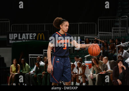 Coral Gables, FL, Stati Uniti d'America. Xx Febbraio 2014. Rachel Coffey #3 di Siracusa in azione durante il NCAA pallacanestro tra gli uragani di Miami e il Syracuse Orange presso la banca United Center in Coral Gables, FL. La Orange ha sconfitto gli uragani 69-48. © csm/Alamy Live News Foto Stock