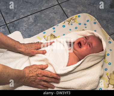 Dh BABY essiccazione famiglia Gridando bambino dopo il bagno Foto Stock