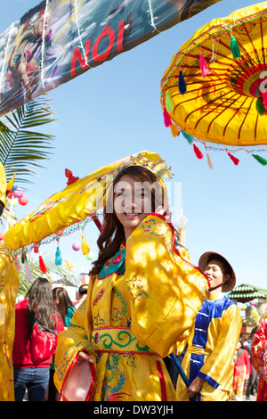 Donna vietnamita in abito tradizionale celebra la festa del Tet (il nuovo anno lunare) in Costa Mesa California del Sud Foto Stock