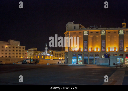 Martire Square nel centro cittadino di Beirut, Libano, con la Rivoluzione di Cedro tende e Virgin Megastore di notte. Foto Stock