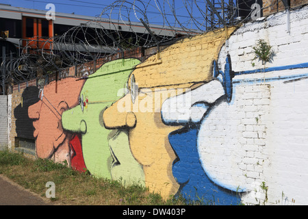 Graffiti a fianco del fiume Lee Navigation vicino al bianco Post Lane, nel quartiere alla moda di Hackney Wick, East London, Regno Unito Foto Stock