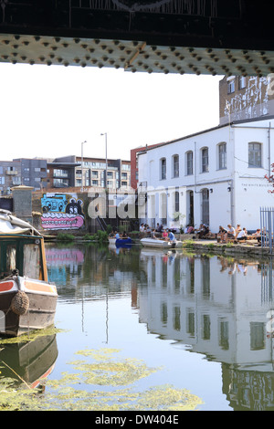 Il bianco edificio, bar, pizzeria, art center, sul fiume Lee, navigazione accanto al bianco Post Lane, a Hackney Wick, E Londra Foto Stock