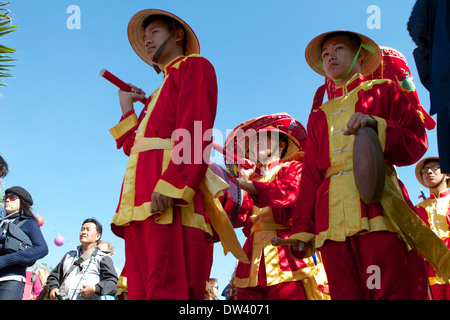 Popolo vietnamita in costume tradizionale abito e festeggiare il nuovo anno lunare (Tet Festival) a Costa Mesa California del Sud Foto Stock