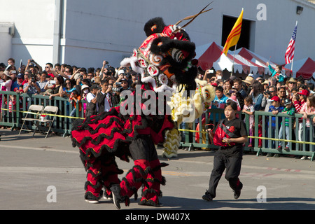 Tradizionale vietnamita Leone danza eseguita presso un festival del Tet (il nuovo anno lunare) California presumibilmente per allontanare gli spiriti maligni Foto Stock