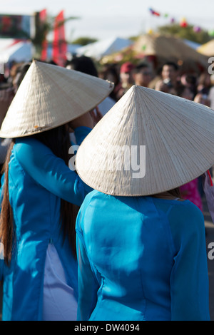 Donne asiatiche indossando il tradizionale cappelli di paglia conici a Tet Festival in Costa Mesa California Foto Stock