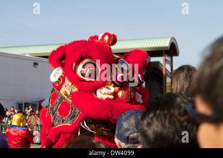 Tradizionale vietnamita Leone danza eseguita presso un festival del Tet (il nuovo anno lunare) California presumibilmente per allontanare gli spiriti maligni Foto Stock