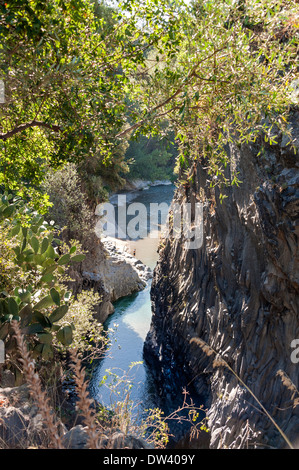 Il fiume Alcantara Gorge, nei pressi del monte Etna si trova nella valle dell'Alcantara, Sicilia, Italia. Foto Stock