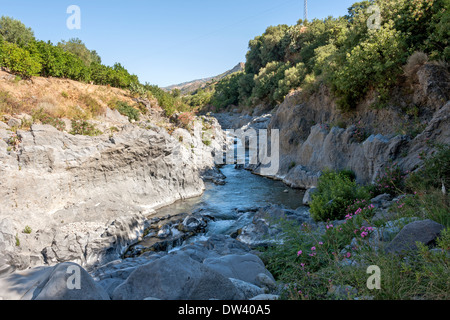 Il fiume Alcantara Gorge, nei pressi del monte Etna si trova nella valle dell'Alcantara, Sicilia, Italia. Foto Stock