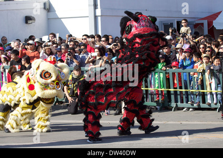 Tradizionale vietnamita Leone danza eseguita presso un festival del Tet (il nuovo anno lunare) California presumibilmente per allontanare gli spiriti maligni Foto Stock