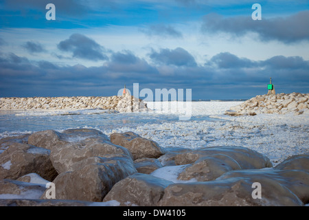 Lungo la riva del lago ghiacciato di Erie vicino Madison Ohio, Stati Uniti d'America Foto Stock