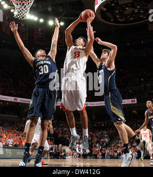 8 marzo 2006 - Charlottesville, Virginia, Stati Uniti - Virginia avanti Anthony Gill (13) germogli tra Notre Dame avanti Zach Auguste (30) e la Cattedrale di Notre Dame in avanti Burgett Austin (20) durante la partita di sabato, 22 febbraio 2014, in Charlottesville, VA. Virginia ha vinto 70-49. (Credito Immagine: © Andrew Shurtleff/ZUMAPRESS.com) Foto Stock