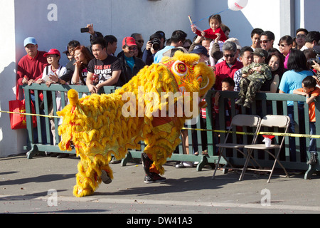 Tradizionale vietnamita Leone danza eseguita presso un festival del Tet (il nuovo anno lunare) California presumibilmente per allontanare gli spiriti maligni Foto Stock