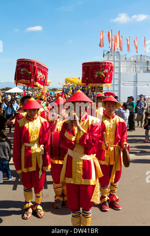 Popolo vietnamita in costume tradizionale abito e festeggiare il nuovo anno lunare (Tet Festival) a Costa Mesa California del Sud Foto Stock