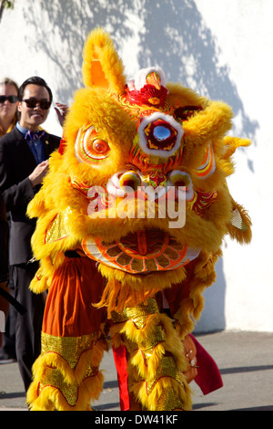 Tradizionale vietnamita Leone danza eseguita presso un festival del Tet (il nuovo anno lunare) California presumibilmente per allontanare gli spiriti maligni Foto Stock