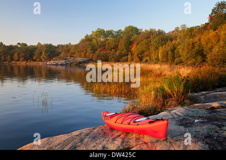 Un kayak poggia su una costa rocciosa a sunrise nel Massasauga Parco Provinciale in Ontario, Canada. Foto Stock