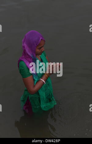 Kalighat, Patna, Bihar, in India, 27 febbraio 2014. Festival Sivaratri inizia questo giovedì mattina d'inverno. I devoti di eseguire vari rituali Hindu su Sivaratri a Kalighat sulla riva del fiume Gange. Sivaratri è un grande festival in India. Credito: Rupa Ghosh/Alamy Live News. Foto Stock