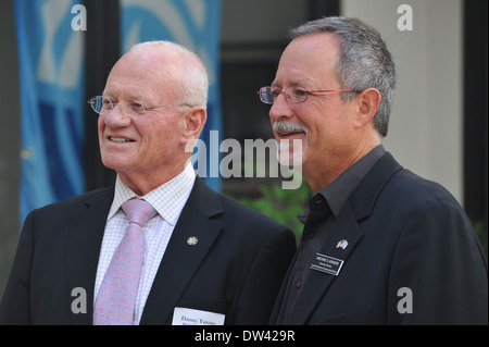 Ex Mossad israeliano, Direttore, maggiore generale (RET) Danny Yatom, con Santa Barbara Federazione ebraica il regista Michael Rassler. Foto Stock