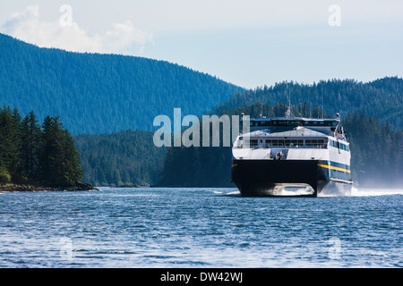 MV Fairweather, alta velocità del traghetto, Alaska Marine Highway system, all'interno del passaggio tra Jeaneau e Sitka Foto Stock